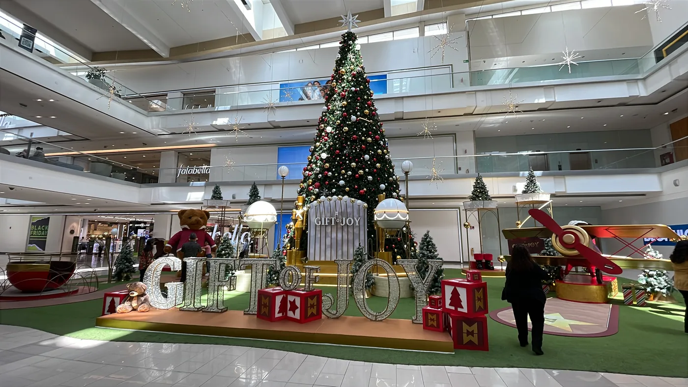 Árbol de Navidad de gran formato instalado en centro comercial Multiplaza con decoración tradicional, esferas e iluminación ornamental