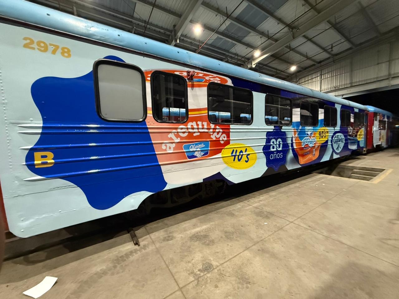 Vagones del Tren de la Sabana totalmente brandeados con publicidad de Alpina