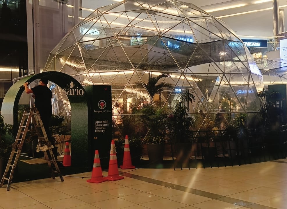 Estructura gigante con forma de mariposario instalada en el centro comercial Parque La Colina