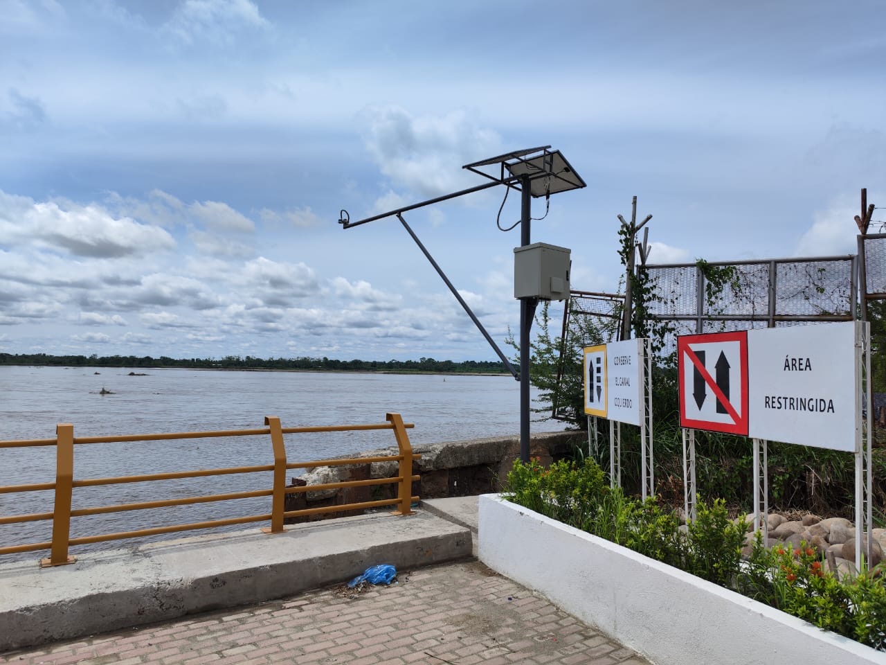 Dispositivo tecnológico de medición instalado sobre la superficie del agua en un río